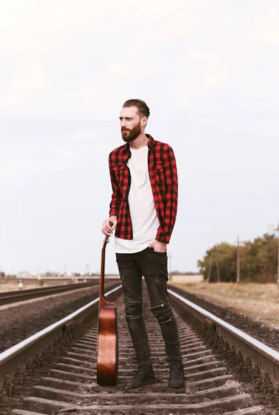 yakışıklı adam gitar çalmak 