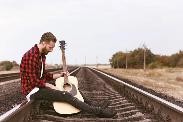 Bell'uomo che suona la chitarra — Foto Stock