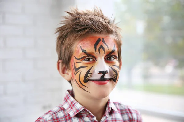 Söt Liten Pojke Med Aqua Makeup Tiger Munkorg — Stockfoto