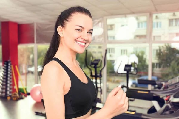 Frau läuft auf Laufband — Stockfoto