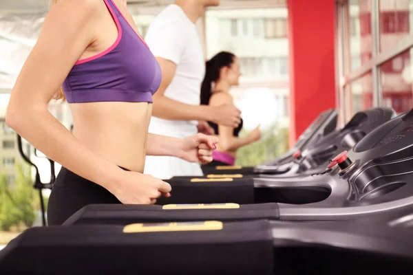 People running on treadmill — Stock Photo, Image