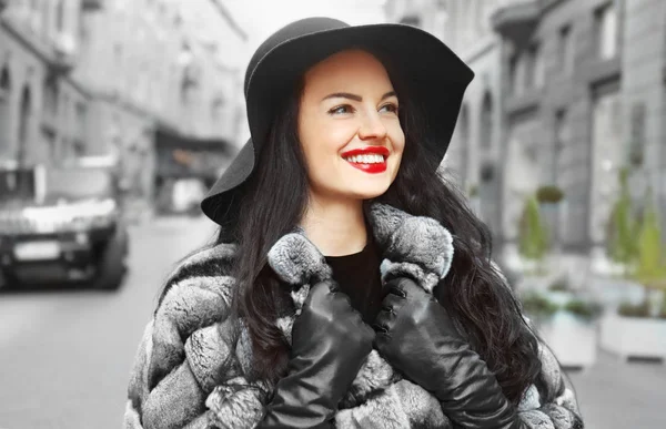 Mooi stijlvol meisje poseren op straat — Stockfoto