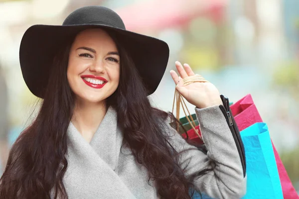 Schönes Mädchen mit Einkaufstüten auf der Straße — Stockfoto