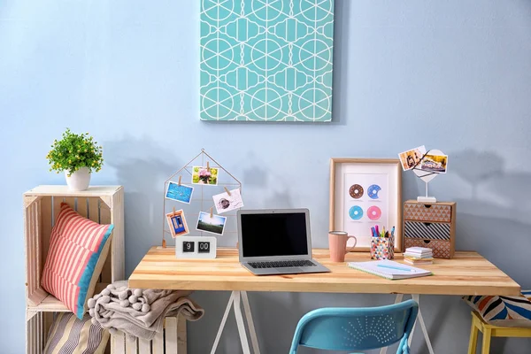 Werkplek met laptop op tafel — Stockfoto