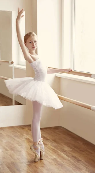 Giovane bella ballerina — Foto Stock