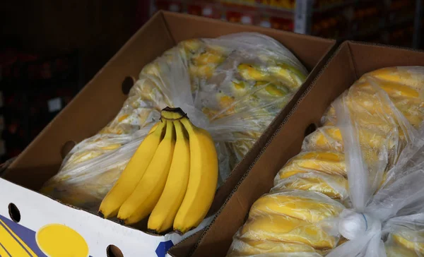 Bananas frescas em caixas de papelão — Fotografia de Stock