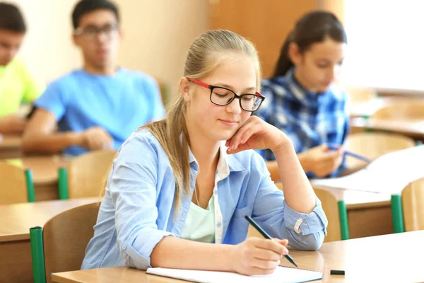 Estudante Com Grupo Colegas Sala Aula — Fotografia de Stock