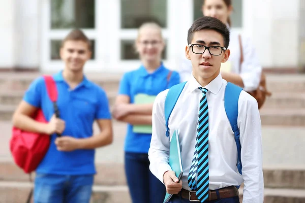 Schüler Mit Klassenkameraden Außerhalb Der Schule — Stockfoto
