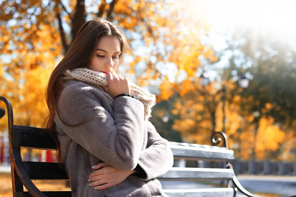 Woman sitting on bench — Stock Photo, Image