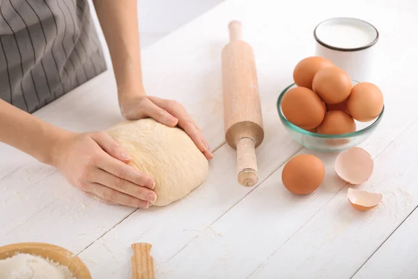 Woman making dough — Stock Photo, Image