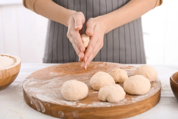 Mulher fazendo pães — Fotografia de Stock