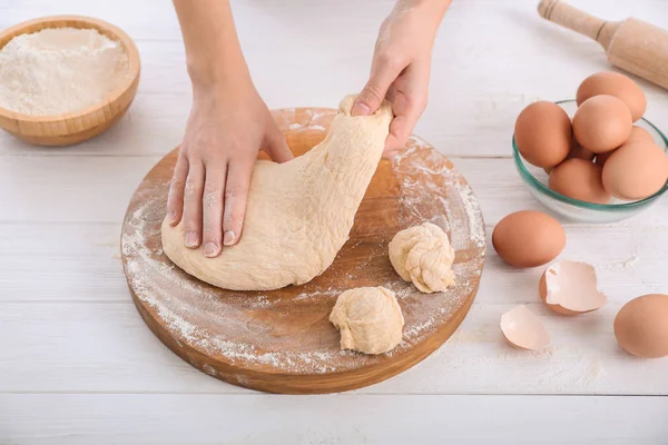 Vrouw broodjes maken — Stockfoto