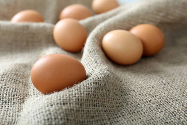 Råa ägg på säck — Stockfoto