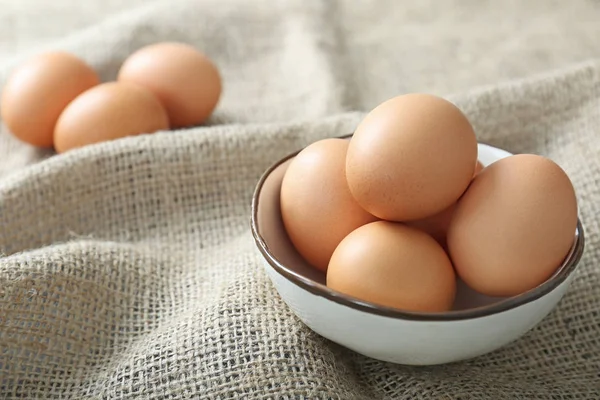 Schaal met rauwe eieren — Stockfoto
