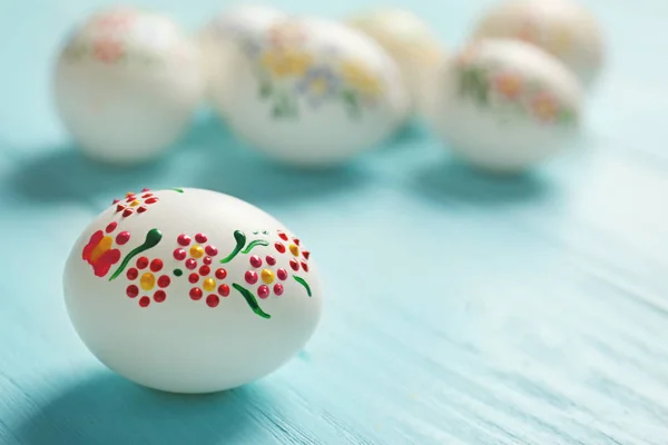 Velikonoční vejce s květinovou ozdobou — Stock fotografie