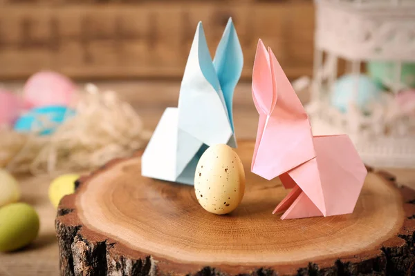 Origami bunnies ve Paskalya yortusu yumurta — Stok fotoğraf