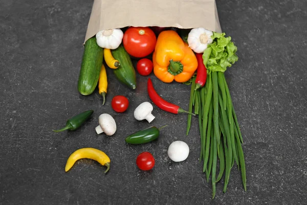 灰色の背景に新鮮な野菜 — ストック写真