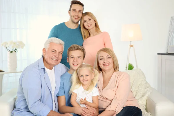 Família Feliz Reunida Sala Estar — Fotografia de Stock