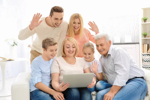 Família Fazendo Chamada Vídeo Sala Estar Usando Laptop — Fotografia de Stock