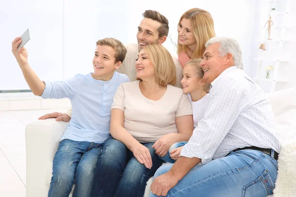 Gelukkige Familie Nemen Selfie Woonkamer — Stockfoto