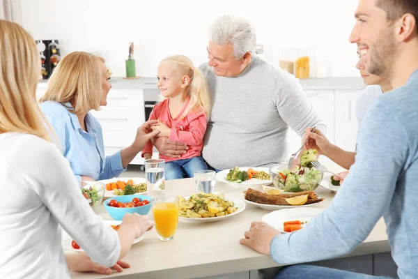 Familia Feliz Almorzando Cocina —  Fotos de Stock
