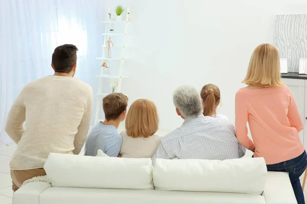 Rodziny Oglądając Telewizję Siedząc Kanapie Salonie — Zdjęcie stockowe