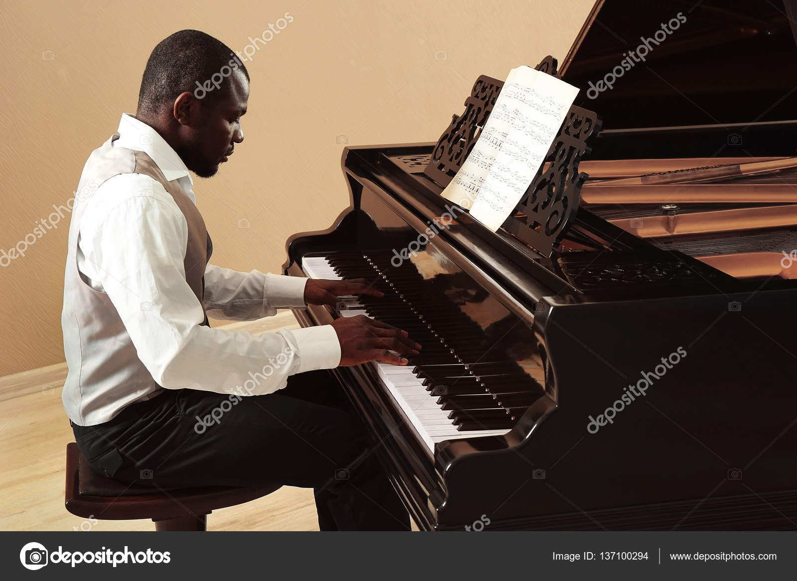 Пианист сток фото. Man playing piano. Музыкант фортепиано. Man playing piano. Человек за пианино.