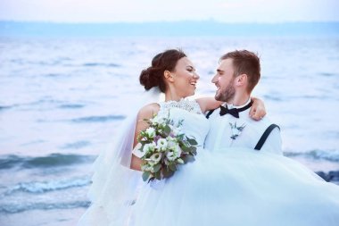 Damat ve gelin Nehri kıyısında