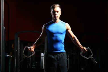 Atletik erkek spor salonunda eğitim