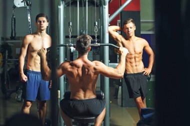 Spor salonunda atletik erkek eğitim arka kasları