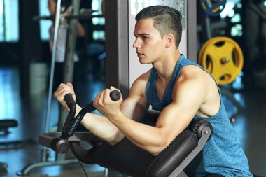 Atletik adam modern spor salonunda eğitim