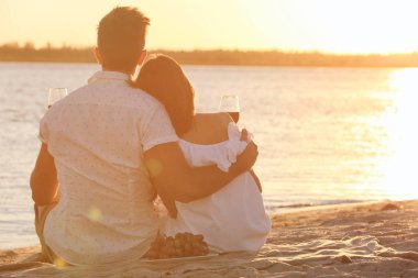 Romantik Tarih olan şarap ile Çift