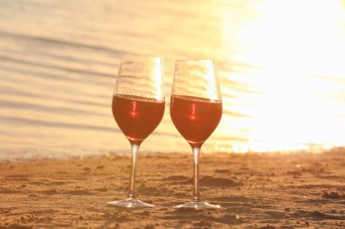 İki kadeh kırmızı şarap.