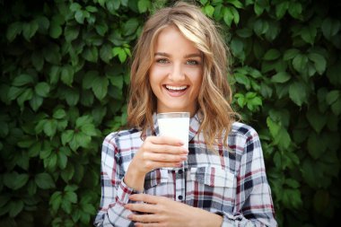 bir bardak süt ile kadın