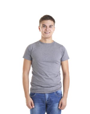 Genç adam boş t-shirt 