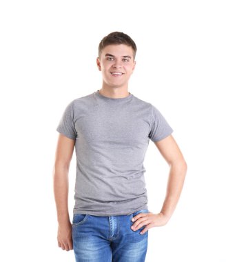 Genç adam boş t-shirt 