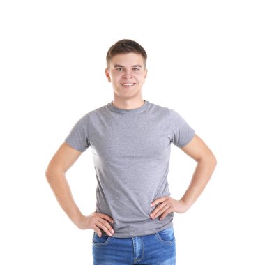 Genç adam boş t-shirt 