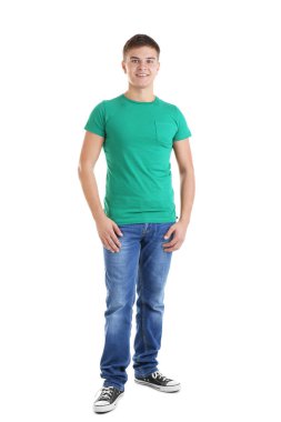 Genç adam boş t-shirt 