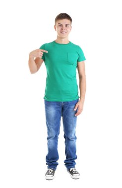 Genç adam boş t-shirt 