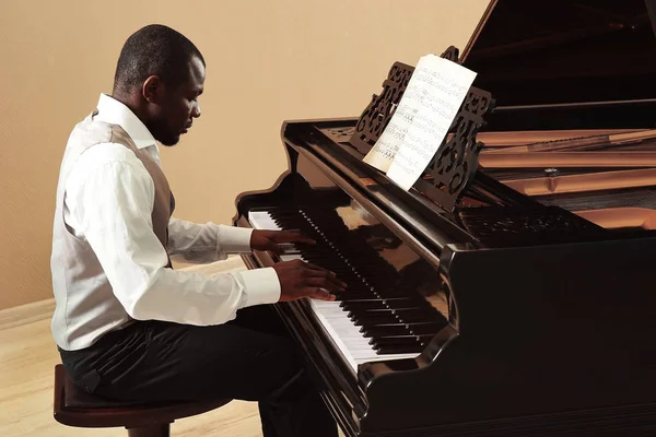 Hombre tocando el piano —  Fotos de Stock