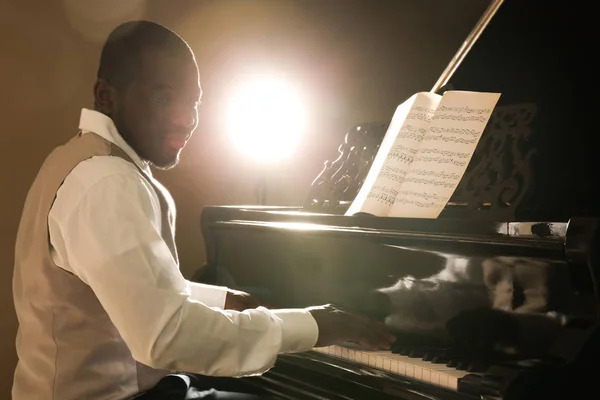 Muž hrající na piano — Stock fotografie