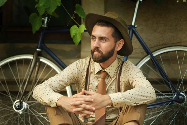Uomo Elegante Con Bicicletta Seduto Sulla Strada — Foto Stock