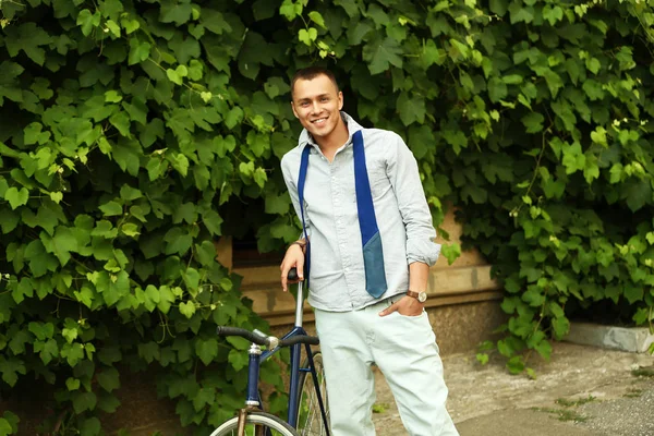 Elegante Hombre Con Bicicleta Pie Sobre Fondo Hojas Verdes — Foto de Stock