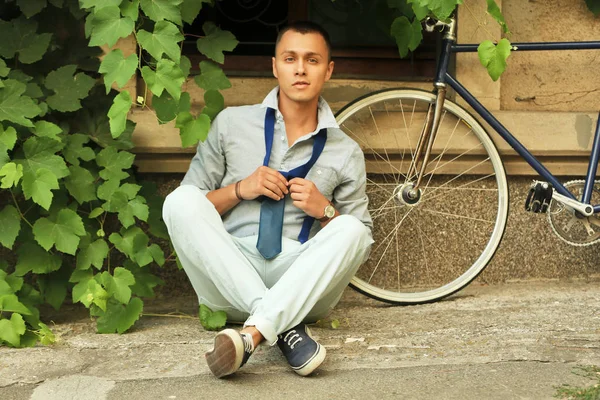 Homem Elegante Com Bicicleta Sentado Rua — Fotografia de Stock