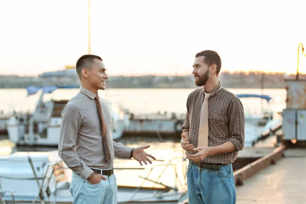 Mannen Lederen Banden Staande Een Pier — Stockfoto