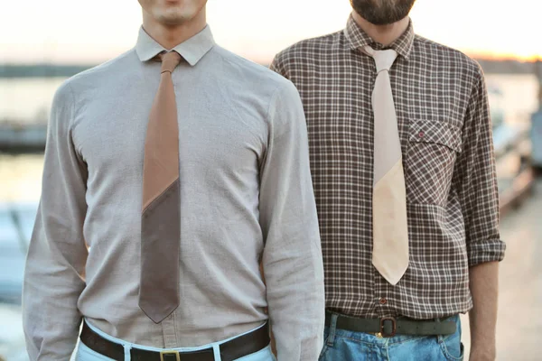 Άνδρες Δέρμα Δεσμούς Που Στέκεται Πάνω Μια Προβλήτα — Φωτογραφία Αρχείου