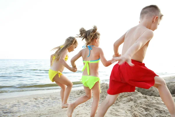 Lindos niños divirtiéndose en la playa — Foto de Stock