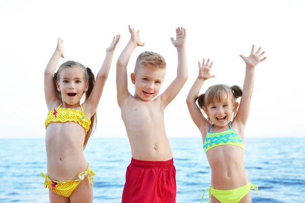 Lindos niños divirtiéndose en la playa — Foto de Stock