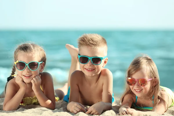 Słodkie Dzieci Leżąc Plaży Piasek — Zdjęcie stockowe