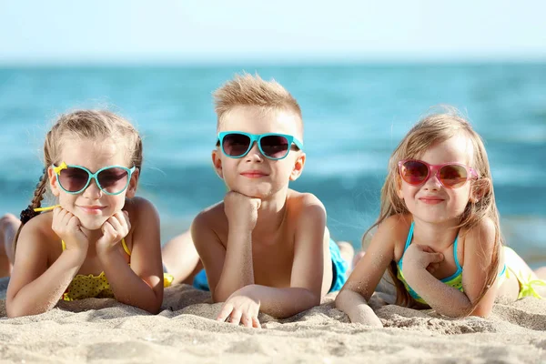 Şirin Çocuklar Yatan Plaj Kumu — Stok fotoğraf